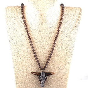 Collar de Moda para Mujer con Colgante de Calavera y Cuerno de Toro, con Cristales Negros de 8mm, Cristal Pavé y Resina - Product Image 4