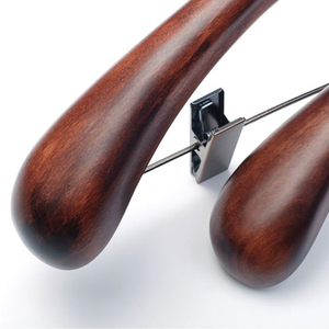 Cintres en bois personnalisés de marque, en laiton antique, résistants, pour fourrure - Product Image 3