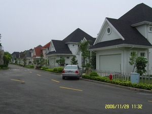 <span class=keywords><strong>Porte</strong></span> <span class=keywords><strong>de</strong></span> <span class=keywords><strong>garage</strong></span> en acier <span class=keywords><strong>motorisée</strong></span> <span class=keywords><strong>coulissante</strong></span> sectionnelle à panneau sandwich blanc bon marché pour villa - Product Image 5