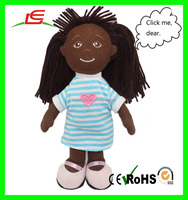 Vente en gros de poupées en peluche douces personnalisées, poupées humaines noires avec de longs cheveux