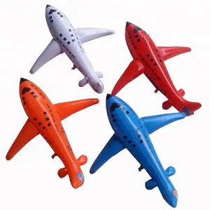 漂浮的飞机玩具汽车坐在飞机上的儿童