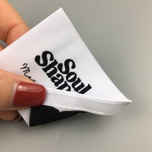 Étiquette de foulard en tissu brodé avec logo de marque personnalisé - Product Image 2
