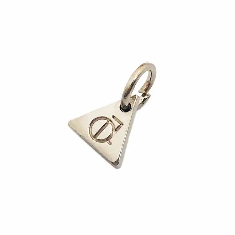 Driehoek vorm logo custom metal charm hanger sieraden tags voor ketting.