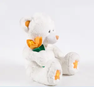 Urso de pelúcia branco de pelúcia, brinquedo de pelúcia com uma flor rosa e bordado nos pés para dia dos namorados, presente para festival