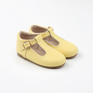 Mocassini Gialli Impermeabili in Vera Pelle con Cinturini a T per Bambina - Product Image 1