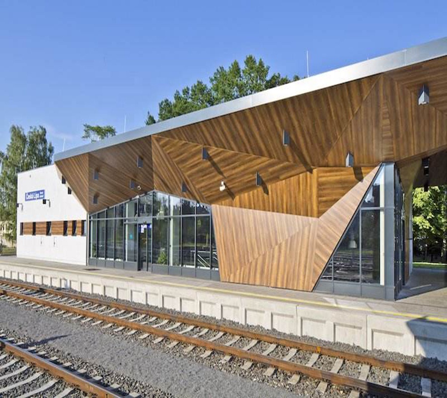 Панели hpl установлены на внешней части здания