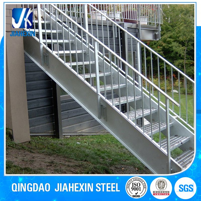 Наружная лестница с решетчатыми лестницами