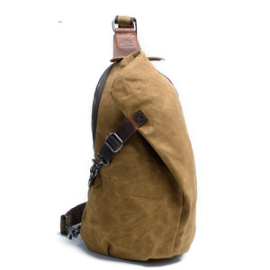 Borsa da uomo impermeabile a tracolla in pelle con tracolla in tela cerata - Product Image 1