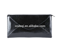 Venta al por mayor de moda elegante brillante patrón de serpiente de cuero mujer bolso de embrague
