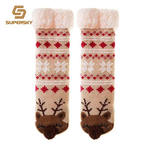Chine usine cadeau de Noël <span class=keywords><strong>Beige</strong></span> cerf mignon Animal floue Pom Pom chaussons en tricot chaussettes - Product Image 5