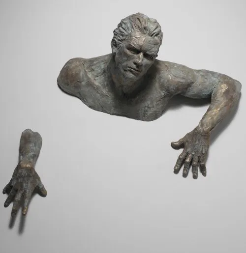 Berühmte moderne wand dekoration metall kunst bronze statuen mann kommende heraus 3D metall wand skulptur