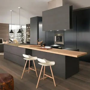 Современный матовый темный черный кухонный шкаф с деревянным кухонным шкафом