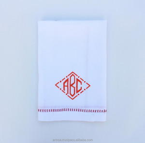 Serviette en lin cousu à la main, serviette brodée flocons de neige - Product Image 4