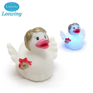 节日塑料闪烁和漂浮的天使鸭亮起沐浴玩具变色