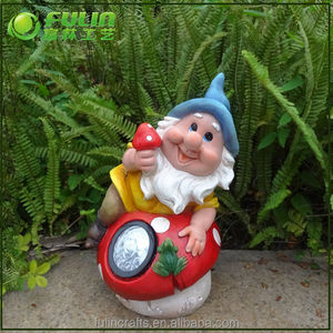 Luz solar <span class=keywords><strong>de</strong></span> resina <span class=keywords><strong>de</strong></span> duende sentado en la seta - Product Image 1