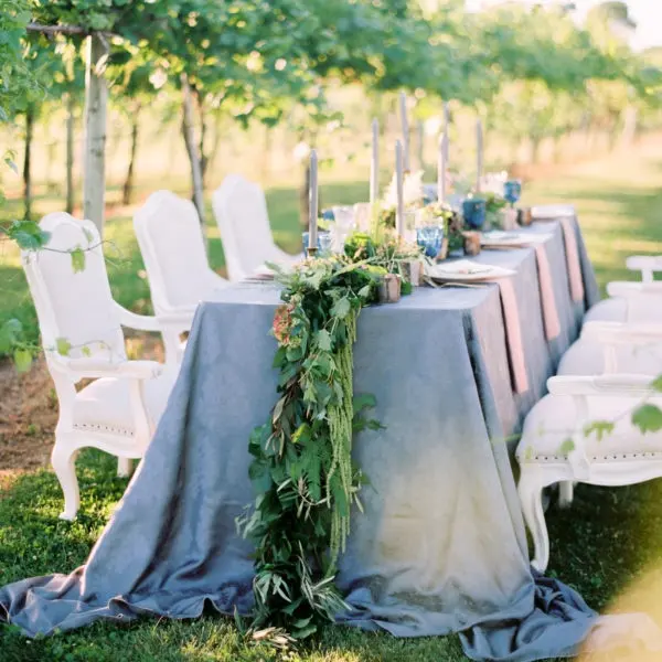 結婚式のパーティーの宴会テーブルの装飾のためのカスタマイズされた砕いたベルベットのテーブルクロス