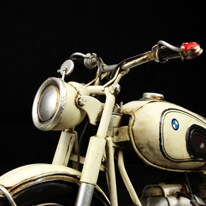 Modèle de moto rétro classique en étain fait à la main vintage R60-2 de 1967 à vendre, échelle 1:8, décoration en métal pour la maison et le restaurant - Product Image 6