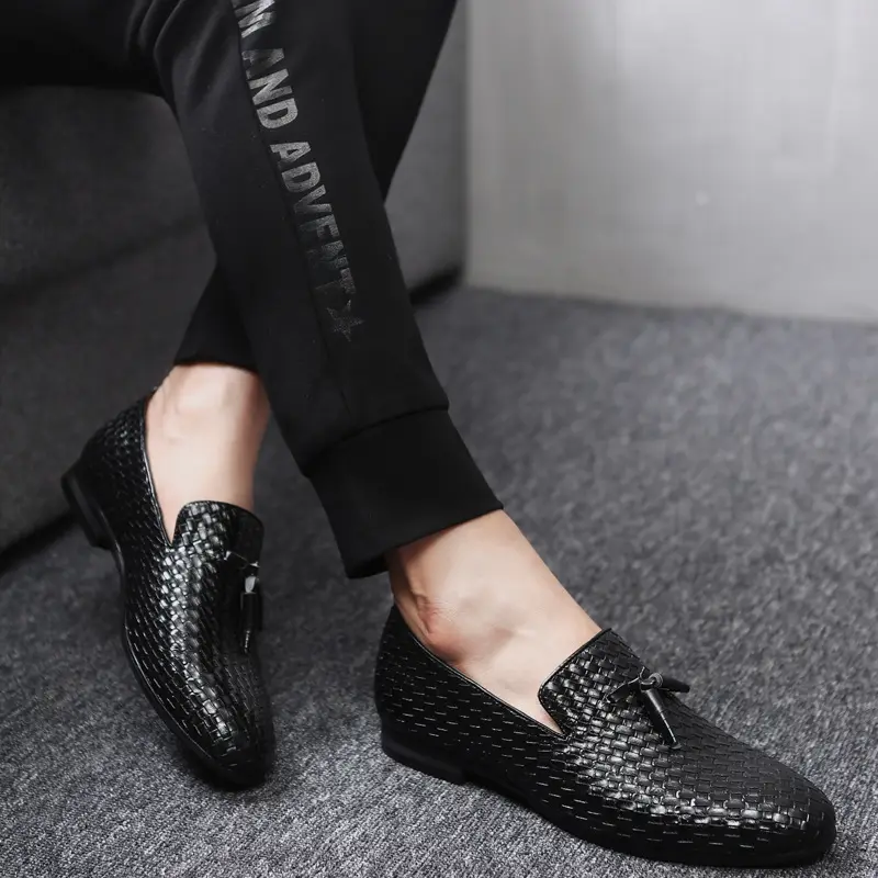 China Wholesale Young Fashion Woven Loafers Style Breathable Tassel Casual Dress Shoes for Men