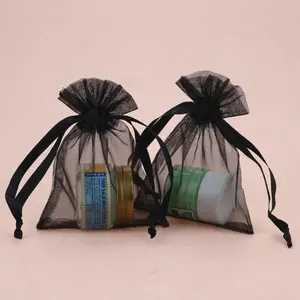 Schwarze, individuell bedruckte Organza-Tasche mit Kordel zug