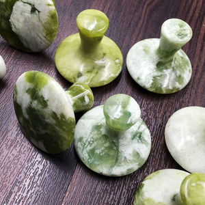 Natürlicher grüner Xiuyan Jade Gua Sha Massage stein pilz Verbessert die Durchblutung