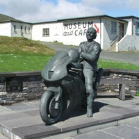 Sculpture de monument en bronze grandeur nature personnalisée, statue de motocycliste de rallye routier italien Fabrizio Meoni