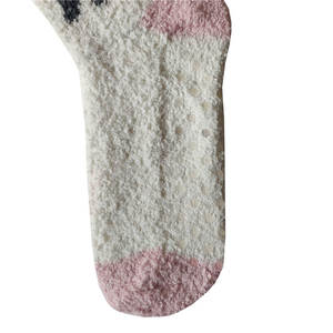 Calzini all'ingrosso della squadra del modello del cane-il <span class=keywords><strong>pile</strong></span> di peluche delle donne-ha foderato le <span class=keywords><strong>calze</strong></span> sfocate <span class=keywords><strong>con</strong></span> le impugnature antiscivolo, i calzini caldi della pantofola della casa dell'OEM/ODM - Product Image 5