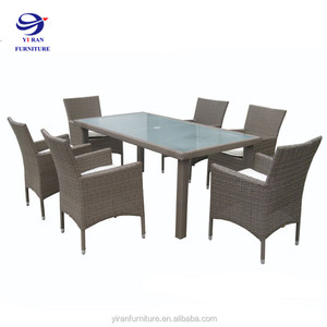 Ensemble de table et de chaises de jardin modernes Cornelia, meubles de patio d'extérieur avec rotin tressé pour cours, hôtels, villas - Product Image 1