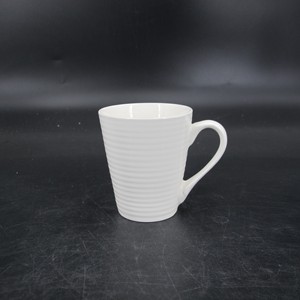 Vente flash : Service de table carré <span class=keywords><strong>en</strong></span> <span class=keywords><strong>arcopal</strong></span>, 24 pièces, doré et embossé, prix d'usine - Product Image 4