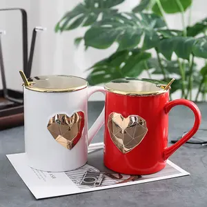 Caneca de chá de água criativa simples de cerâmica para casal, café, leite, vermelho e branco, com colher dourada e tampa