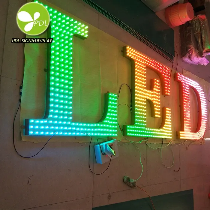 Lettere di canale all'aperto illuminate rgb LED con display pubblicitario illuminato su misura