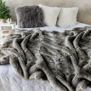 C927 Wholesale ODM Luxury Faux <strong>Fur</strong> Throw <strong>Blanket</strong> Super Soft Thick Warm Reversible Plush Velvet 100% Polyester Fake <strong>Fur</strong> <strong>Blanket</strong> - Product Image 3