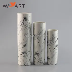Декоративная белая керамическая ваза с мраморной отделкой