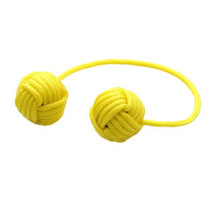 Juguetes de Puño de Mono Doble de Paracord Estilo Amarillo, Juguetes de Puño de Mono de Paracord Tejidos a Mano - Product Image 1