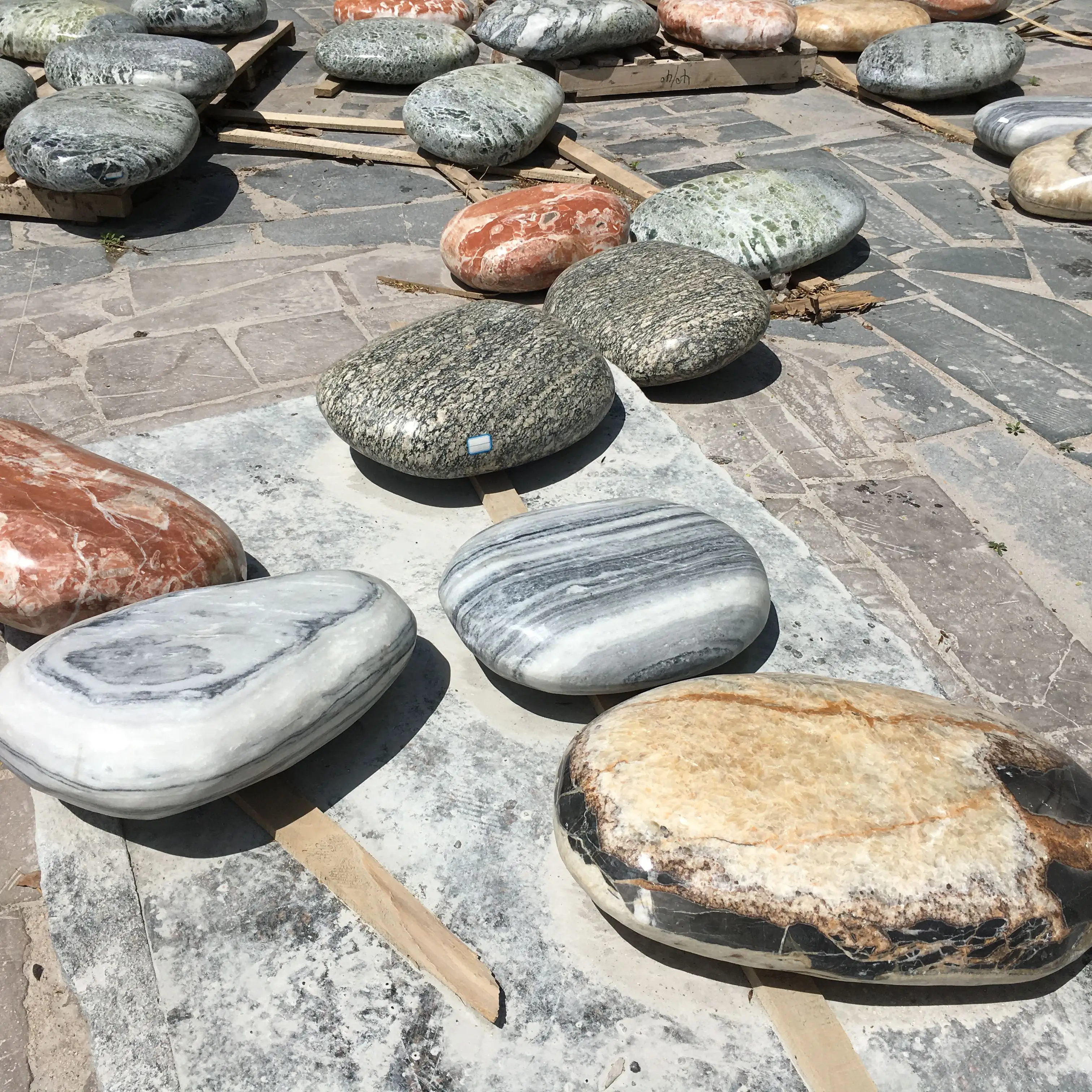 Top quality garden decoration jade pebbles stone prices