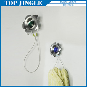 Colgador de toallas de baño en forma de flor con succión de pared de calentador para uso en hoteles y apartamentos - Product Image 1