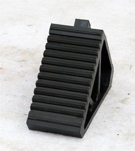 滑り止めゴム製トラックホイールストッパー - Product Image 1