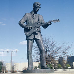 تمثال رجل يعزف الجيتار من البرونز لديكور الحدائق - Product Image 2