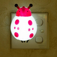 Belle veilleuse jaune à batterie coccinelle pour lit d'enfant