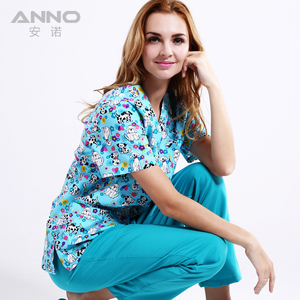 Blouse Médicale Unisexe Tissée Imprimée Chiens Adorables, Confortable, Tendance et Facile d'Entretien – Meilleure Vente pour Hôpitaux - Product Image 1