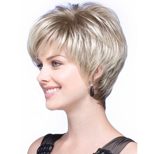 <span class=keywords><strong>Parrucca</strong></span> Corta Sintetica <span class=keywords><strong>con</strong></span> Frangia Obliqua, Ombre Biondo e Grigio Argento, Vendita all'Ingrosso per Donne - Product Image 3