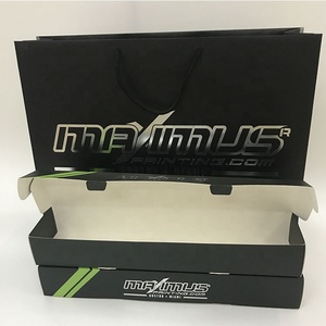 Promoción impresa personalizada de lujo <span class=keywords><strong>plata</strong></span> estampado en caliente logo <span class=keywords><strong>ropa</strong></span> regalo al por menor compras <span class=keywords><strong>ropa</strong></span> bolsa de papel negro con asa - Product Image 4