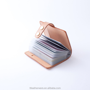 Étui noir en cuir de vache pour hommes, poche à cartes avec emplacements transparents en cire glacée - Product Image 2