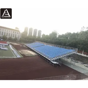 Bleachers all'aperto dello stadio, posti a sedere temporanei del grandstand del parco giochi della scuola