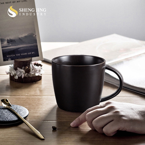 Custom solido nero opaco in gres porcellanato coperchio tazza <span class=keywords><strong>da</strong></span> <span class=keywords><strong>caffè</strong></span> 600ml di capacità dipinto <span class=keywords><strong>a</strong></span> <span class=keywords><strong>mano</strong></span> Sublime Cafe Cup Logo personalizzato