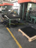 Presse de vulcanisation de carreaux de caoutchouc haute capacité avec moule à tirage et poussée automatiques