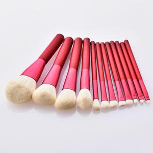 Juego de 12 Brochas de Maquillaje Rojo Rubí con Bolsa de Tela, Elegantes Herramientas de Maquillaje Rojas - Product Image 4