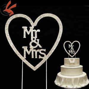 Décoration de gâteau en forme de cœur, ornement de gâteau en strass argentés, Mr & Mrs en vogue - Product Image 1
