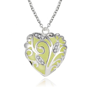 Hollow Heart Locket Incandescente Gioielli Bagliore Nel Buio Collana Regali di Compleanno per Il Suo <span class=keywords><strong>Regalo</strong></span> di <span class=keywords><strong>Anniversario</strong></span> - Product Image 6