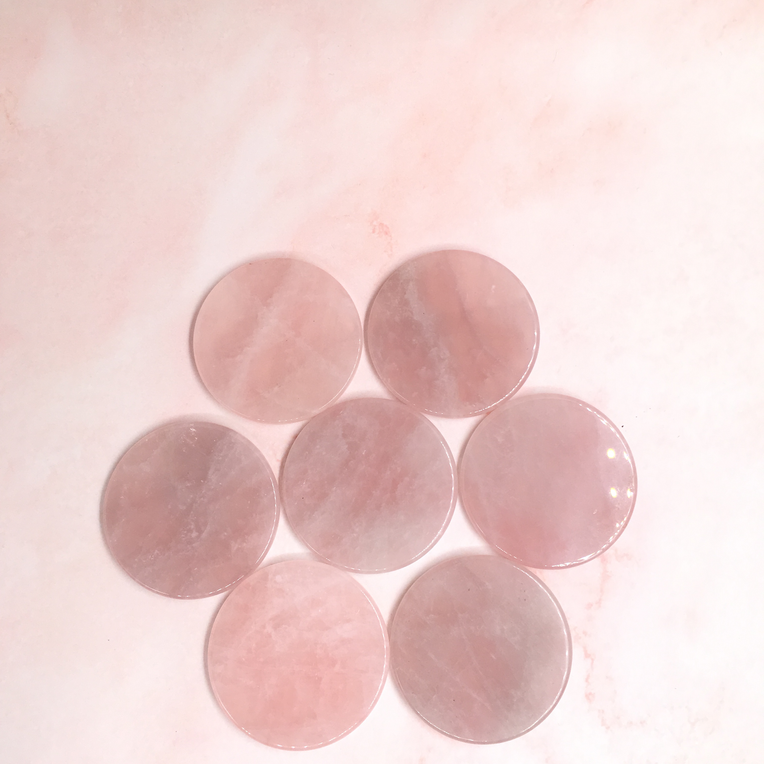 Нефритовый камень розового цвета