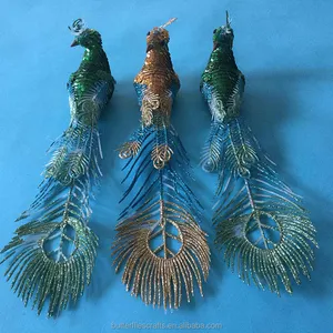 家用装饰品的人造孔雀鸟